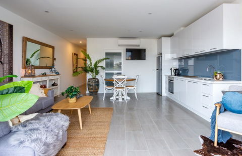Blue Waters On The Beach: Absolute Beachfront, Views - Tourism TAS 3