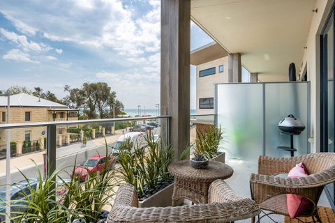 Blue Waters On The Beach: Absolute Beachfront, Views - Tourism TAS 0