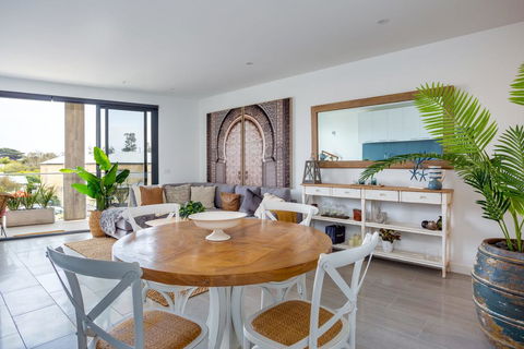 Blue Waters On The Beach: Absolute Beachfront, Views - Tourism TAS 1