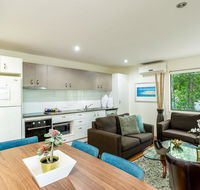Bluewater 1 - Rainbow Shores Amazing Location Easy Walk To Beach Pool Aircon Outdoor spa - Tourism TAS
