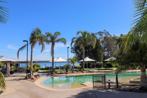Bluewater Executive Villa In Raffertys Resort - Hobart Tourism 0