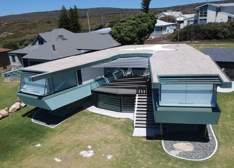 Boathouse - Nearly In The Water And Wonderful Views - Hobart Tourism 1