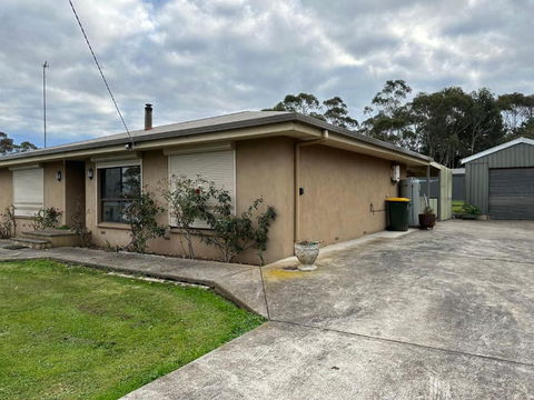 The House In Large Garden - Hobart Tourism 0