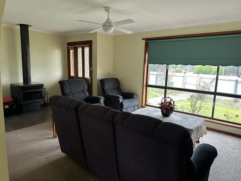 The House In Large Garden - Hobart Tourism 2