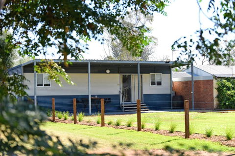The Jetty Hut - Lake Frontage Barmera Riverland - Hobart Tourism 1