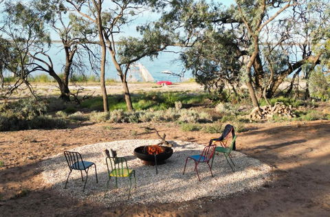The Jetty Hut - Lake Frontage Barmera Riverland - Hobart Tourism 3