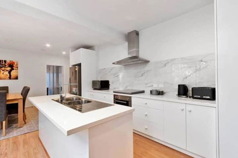 TheTree House Hobart Sleeps 8-2 Bath - Hobart Tourism 3