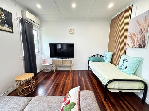 Zen Escape Guest House- Hidden Little Gem, Funky Corner, Boutique Granny Flat - Tourism TAS 3