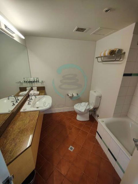 ZEN88 ESPLANADE: 1-BR Top Floor Ocean View Suite - Tourism TAS 3