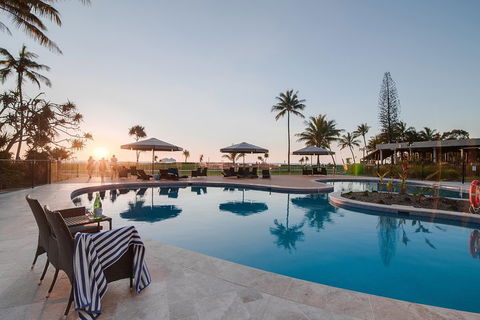 Tangalooma Island Resort Whale Watching Day Cruise With Dolphin Feeding - Tourism TAS 4